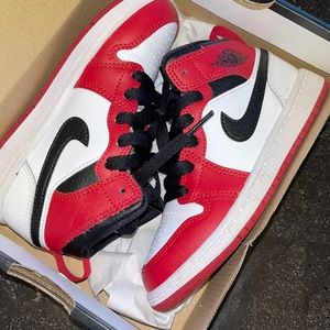 Kids 11c Jordan 1 Midsize sneakers